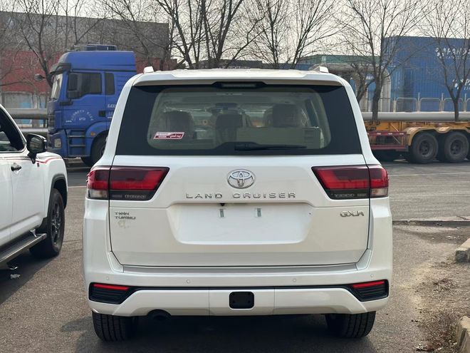 酷路泽LC300全新升级硬派设计语言(图5)
