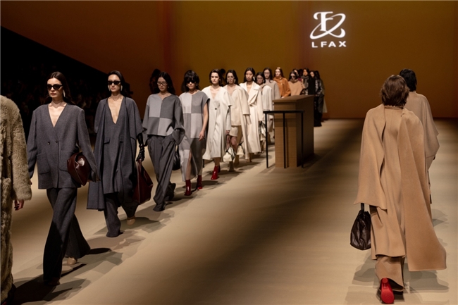 高端国潮女装品牌LFAX亮相上海时装周探索独立女性多种身份(图6)