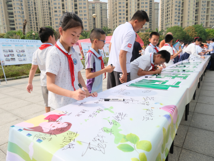 百色开展全民阅读暨“绿书签行动”版权宣传活动(图2)