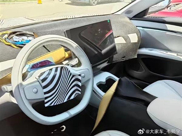 疑似小鹏子品牌首车内饰曝光：无仪表盘、实体键拼色设计风格(图3)