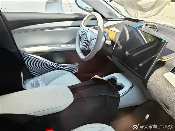 疑似小鹏子品牌首车内饰曝光：无仪表盘、实体键拼色设计风格(图2)
