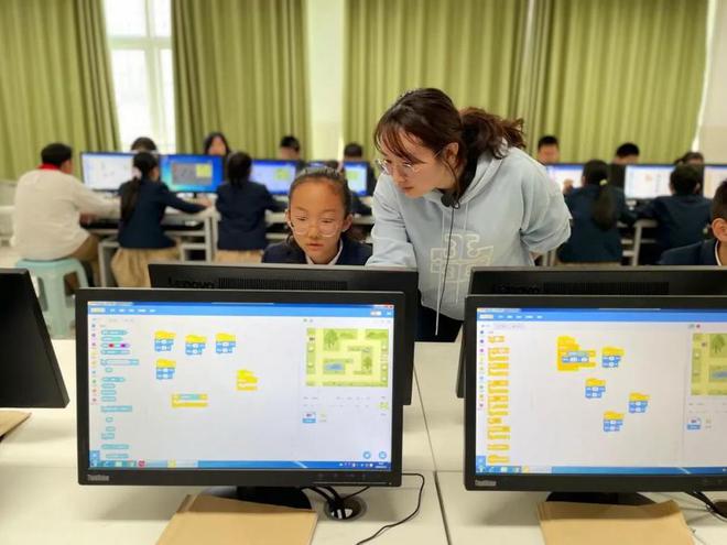 济南高新区汉峪小学举办“青年教师展风采立足课堂共成长”活动(图2)