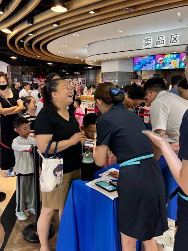 民生银行西安雁塔南路支行举办六一儿童节观影活动(图3)