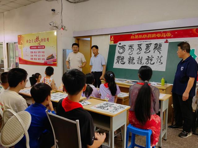 书法艺术课点亮社区青少年暑假时光西安市北关街道自强社区举办中华巨龙书法艺术课活动(图2)