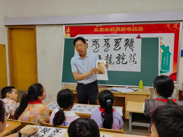 书法艺术课点亮社区青少年暑假时光西安市北关街道自强社区举办中华巨龙书法艺术课活动(图1)