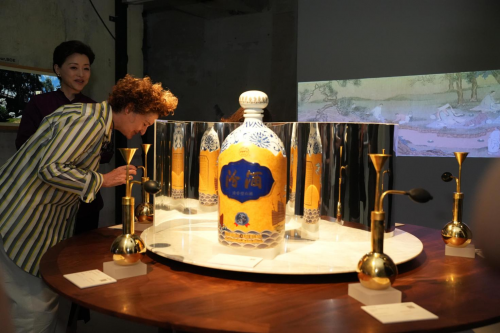 汾酒闪耀“新生万物巴黎展”非遗传承与当代设计共融绽放(图2)