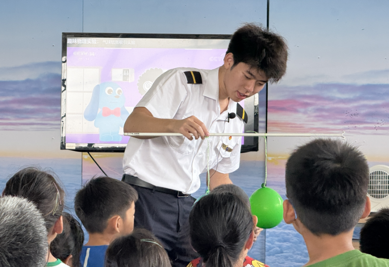 “小小机长”暑期职业体验活动在民航博物馆举办(图1)