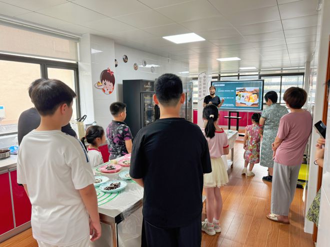 “糯叽叽”的甜蜜时光宝山区开展冰皮流心麻薯制作活动(图1)