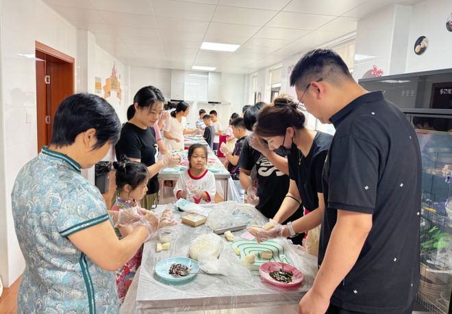 “糯叽叽”的甜蜜时光宝山区开展冰皮流心麻薯制作活动(图2)