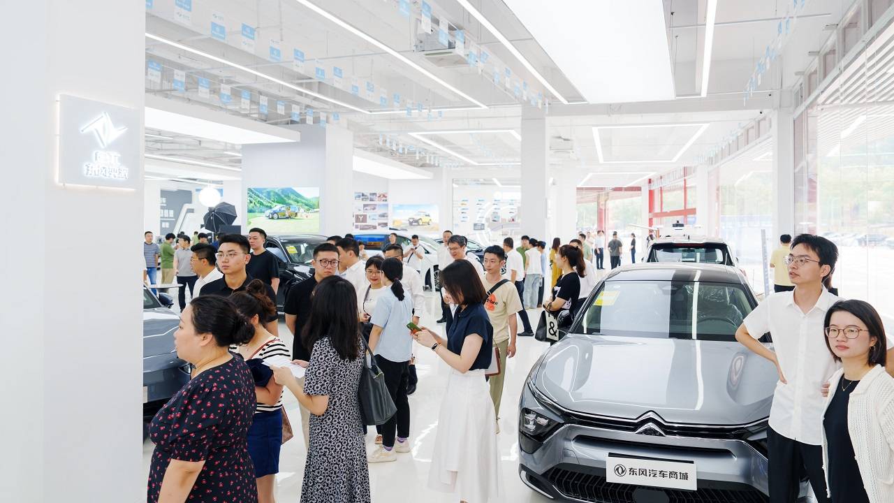 多品牌汽车营销综合体车谷东风汽车商城直播中心盛大开业(图3)