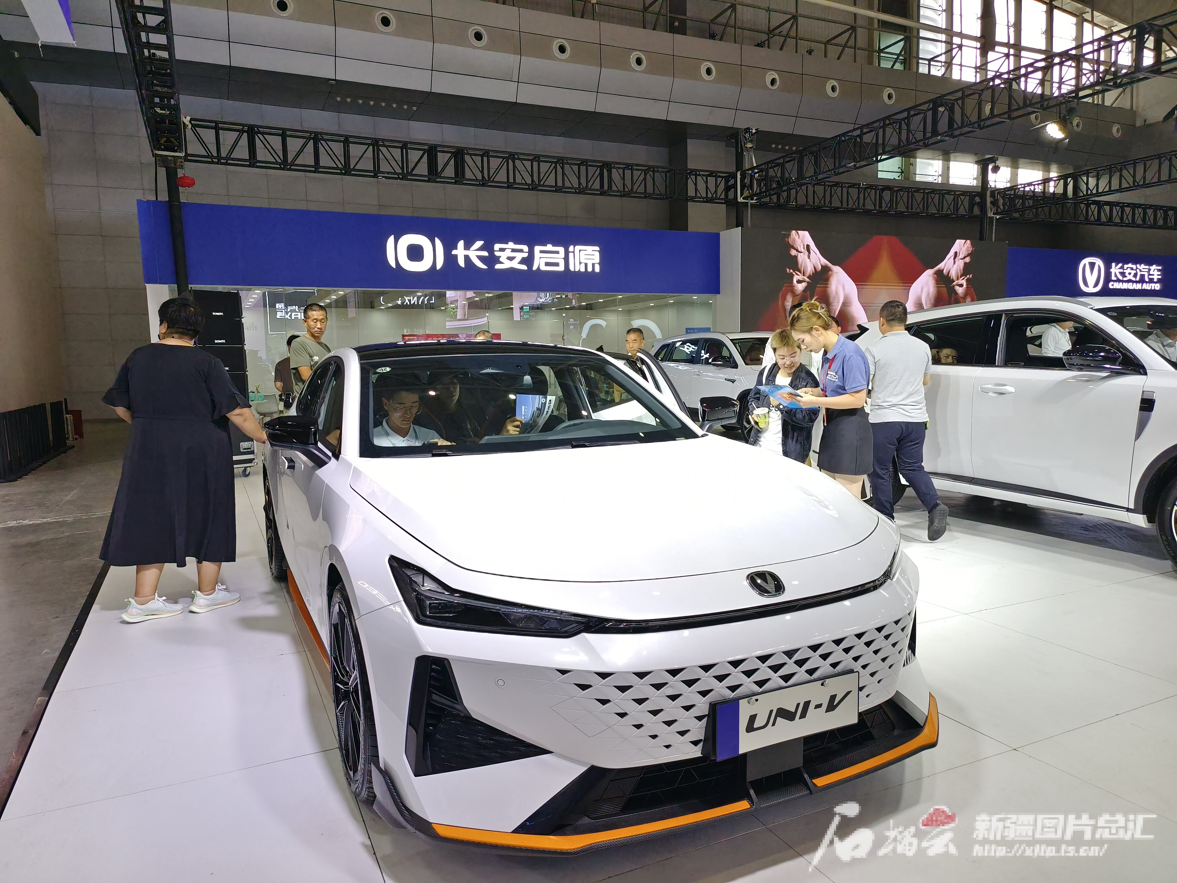 第24届新疆国际汽博会成交车辆超7000台销售总额预计超15亿元(图2)