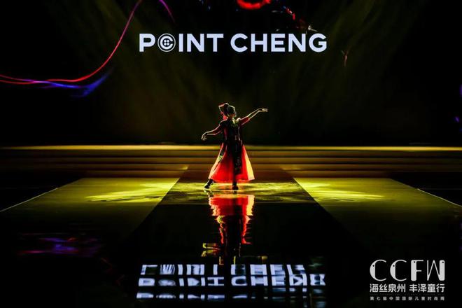 用艺术手法向传统文化致敬——原创设计师品牌POINTCHENG时装秀(图2)