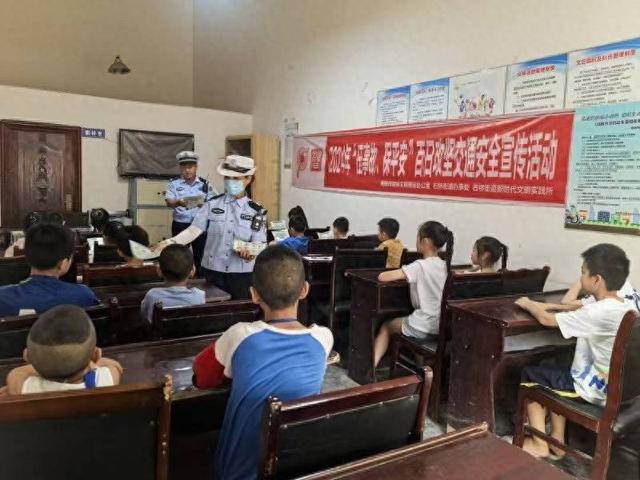 让安全教育生动有趣简阳石桥街道开展暑期青少年儿童交通安全宣传活动(图1)