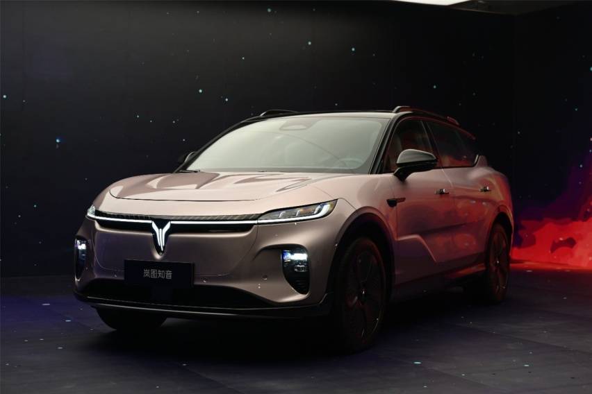 岚图知音静态体验双外观设计主打运动和舒适。(图1)