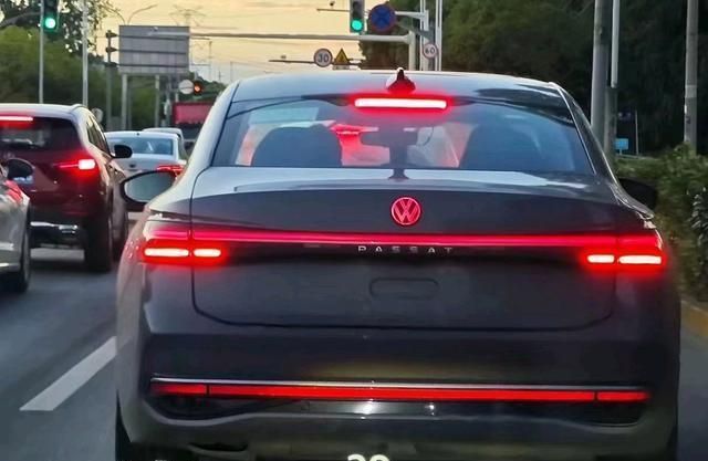 贯通尾灯设计首次曝光!全新国产帕萨特B9街头实拍图(图2)