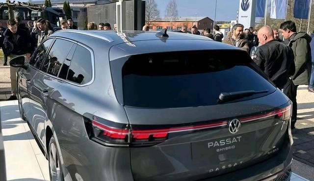 贯通尾灯设计首次曝光!全新国产帕萨特B9街头实拍图(图1)