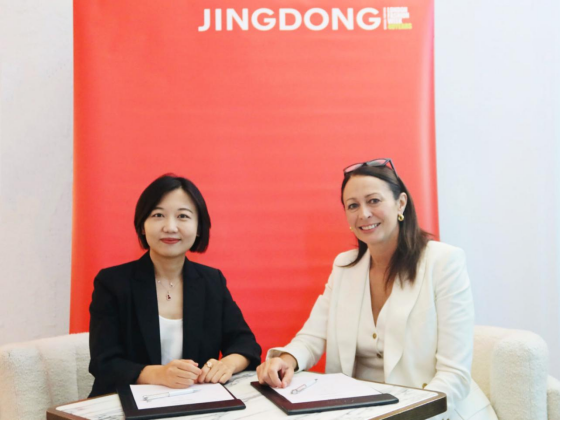 京东服饰和英国时装协会达成战略合作助力更多中国原创品牌登上国际舞台(图1)