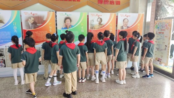 讲座+巡展这场活动走进安顺路小学(图2)