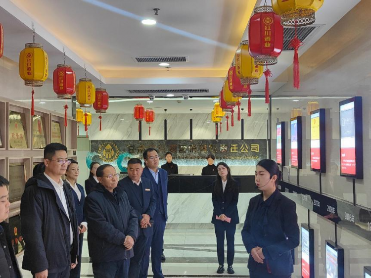 兰大MBA实践教学2024级MBA1班赴甘肃红川酒业开展营销创新实践课程教学(图1)