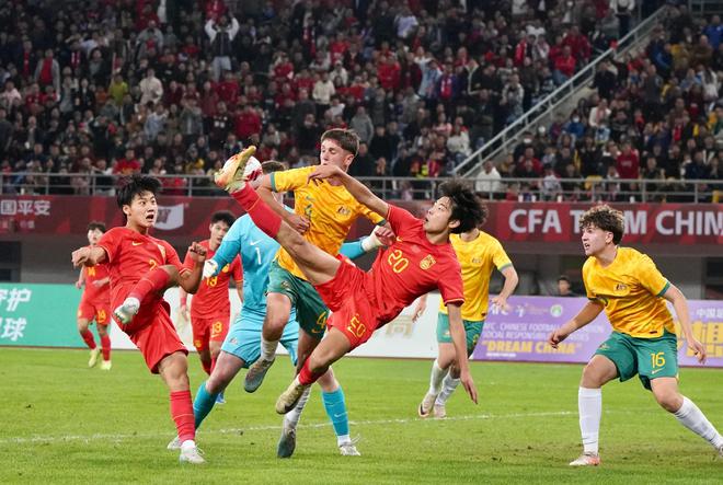 U20国足完美3分钟！王钰栋造红牌毛伟杰破门对手哭着退场(图1)