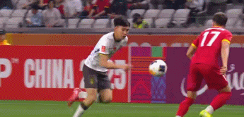 U20国足完美3分钟！王钰栋造红牌毛伟杰破门对手哭着退场(图2)