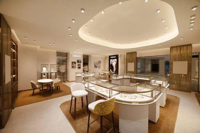 每周速报 LV于2025香港巴塞尔艺术展呈现村上隆经典作品GoldenGoose携易烊千玺共创联名鞋履系列(图8)