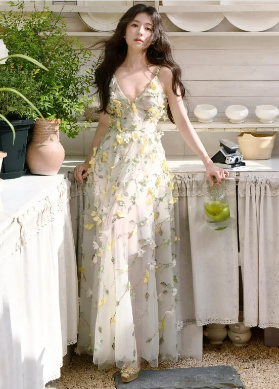 25岁李兰迪美得眼前一亮穿花瓣吊带裙像花中仙女侧身回眸笑容甜美阳光(图1)