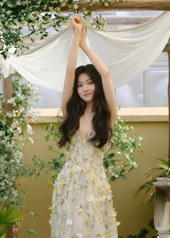 25岁李兰迪美得眼前一亮穿花瓣吊带裙像花中仙女侧身回眸笑容甜美阳光(图3)