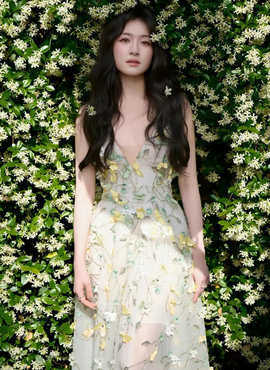 25岁李兰迪美得眼前一亮穿花瓣吊带裙像花中仙女侧身回眸笑容甜美阳光(图4)