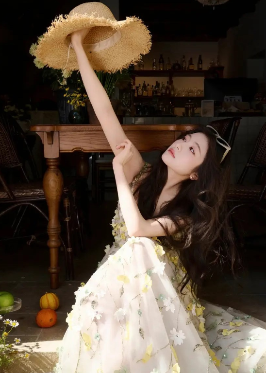 25岁李兰迪美得眼前一亮穿花瓣吊带裙像花中仙女侧身回眸笑容甜美阳光(图5)