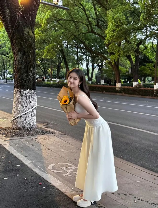 李兰迪小白裙上热搜！但“白月光”人设真的适合她吗？(图2)