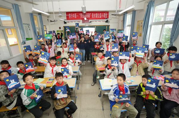 书香润童心爱心护梦想!中原消费金融开展“梦想的书架”暨“金融知识进校园”公益活动(图3)