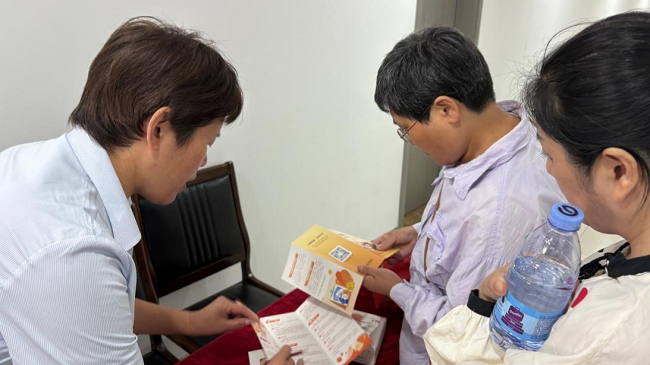 人保寿险唐山市分公司开展“守护银龄•暖夕相伴”金融教育宣传活动(图2)