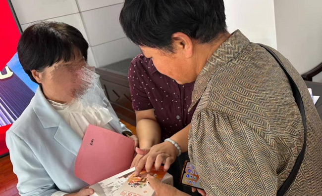 人保寿险唐山市分公司开展“守护银龄•暖夕相伴”金融教育宣传活动(图3)