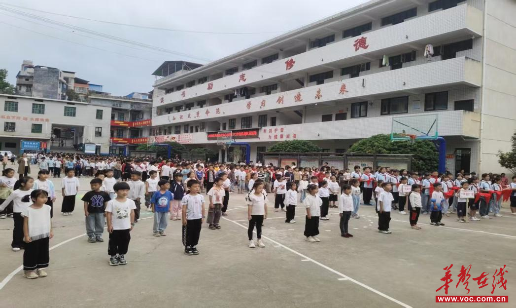星火六都寨镇中心小学开展“强国复兴有我争做新时代好少年”少先队建队日活动(图1)