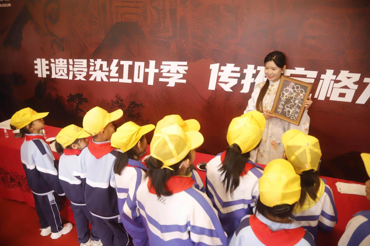 2025年太原市西山红叶文化活动·龙山红叶暨第五届“兼容并蓄·生态龙山”摄影展启幕(图1)