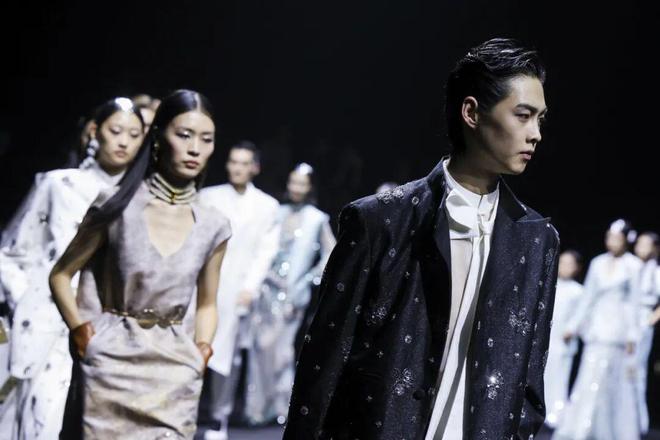 时装周洞察｜设计、科技与模式重构：中国国际时装周创新三重奏(图3)