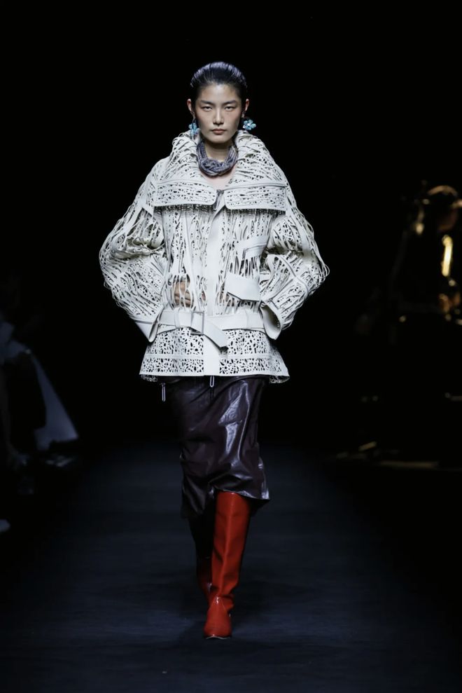 时装周洞察｜设计、科技与模式重构：中国国际时装周创新三重奏(图5)