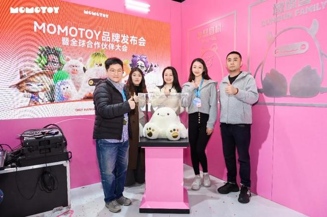 潮玩也玩“含金量”:新锐品牌MOMOTOY黄金隐藏款亮相创新设计引关注(图1)