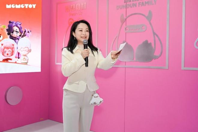 潮玩也玩“含金量”:新锐品牌MOMOTOY黄金隐藏款亮相创新设计引关注(图3)