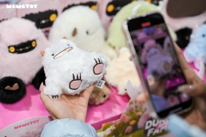 潮玩也玩“含金量”:新锐品牌MOMOTOY黄金隐藏款亮相创新设计引关注(图4)