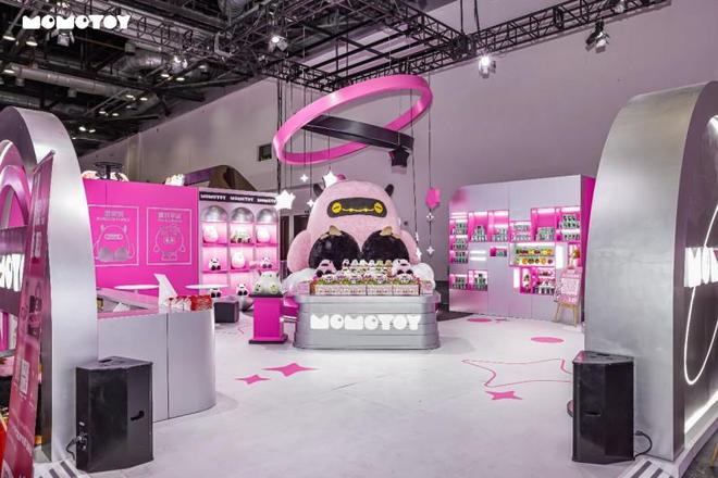 潮玩也玩“含金量”:新锐品牌MOMOTOY黄金隐藏款亮相创新设计引关注(图2)