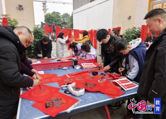 绵阳安州黄土镇小学开展“党队同心送春联”迎新春活动(图2)