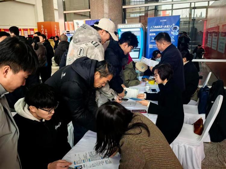 节后招聘供需两旺精准服务人岗匹配——2026年山东省春风行动招聘会一线见闻(图2)