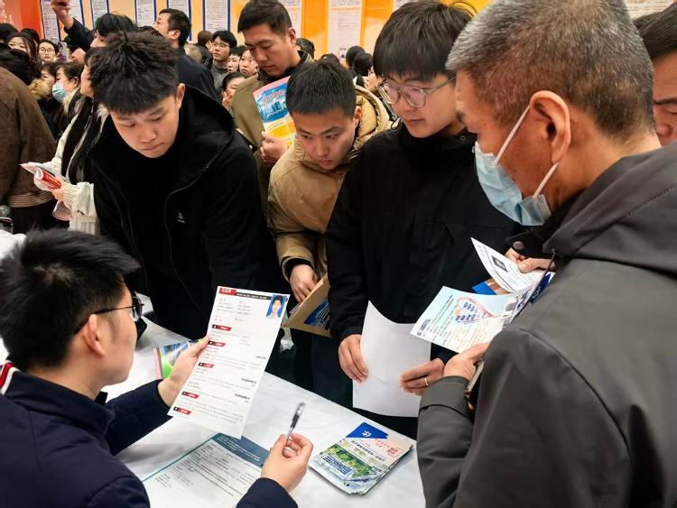 节后招聘供需两旺精准服务人岗匹配——2026年山东省春风行动招聘会一线见闻(图1)