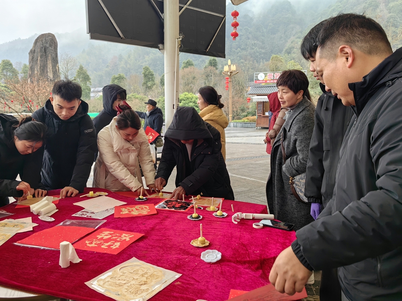 登高祈福迎新春贵州梵净山景区迎来春节首日旅游高峰(图1)
