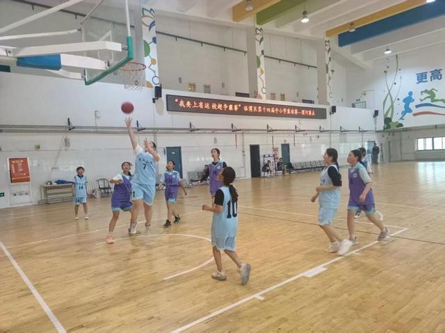 陕西渭河小学男女篮球队在区级篮球赛中喜获佳绩(图3)